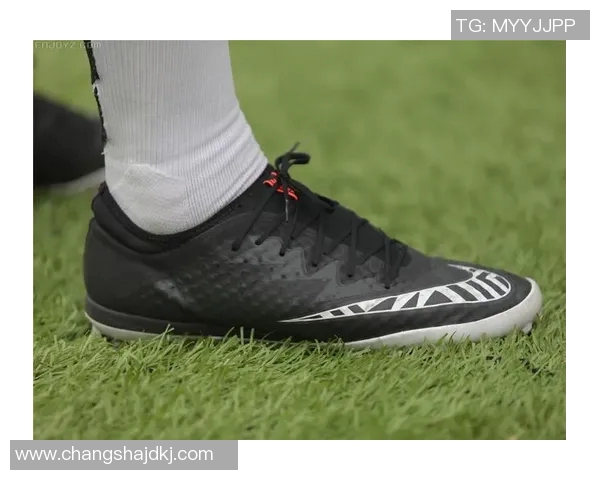 男足球星如何选择合适的足球鞋尺码和穿着建议解析