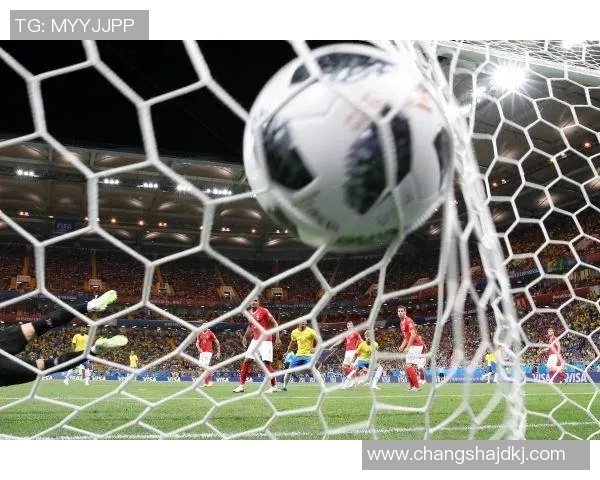 足球射门绝技合集:顶级球星精彩瞬间与破门时刻回顾