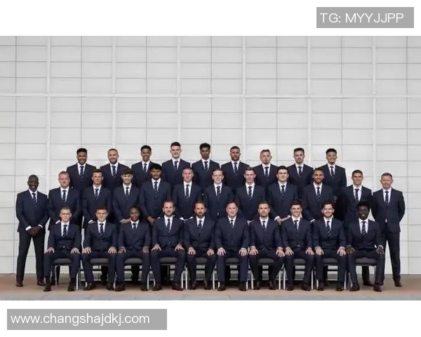 英国足球传奇球星的辉煌历程与现代足球的深刻影响